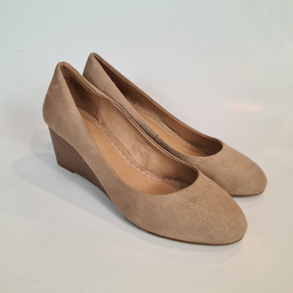 LOFT Womens Tan Faux Suede Round Toe Wedge Pumps Shoes Size 6.5M Business Casual